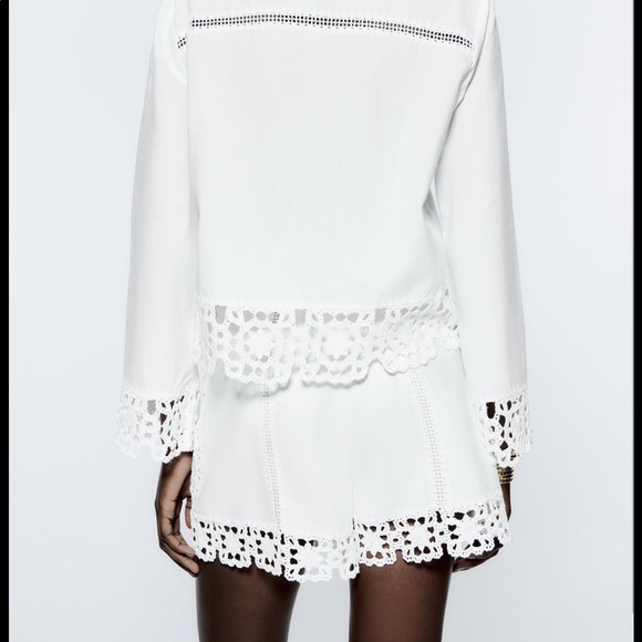 High waisted shorts with tonal crochet appliqué. Side hidden inseam zip closure - Picture 2 of 11